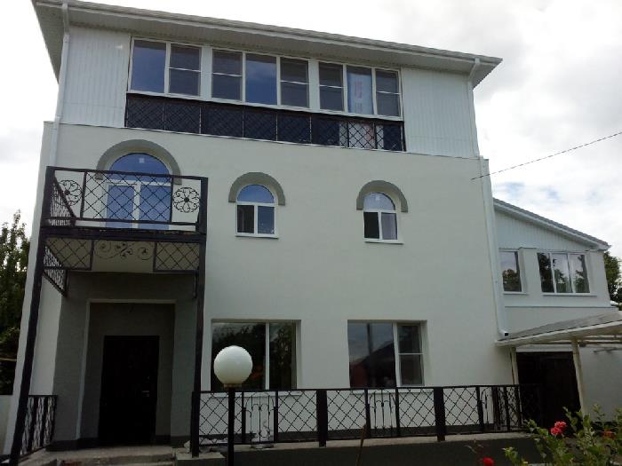 Дом, покрашенный фасадной краской Ceresit CT 44