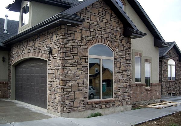 Декоративная штукатурка (имитация камня) на фасаде дома
