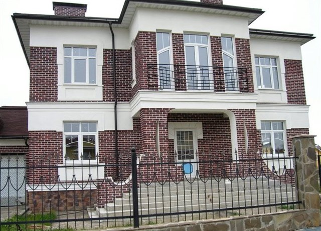  Кирпичный фасад дома